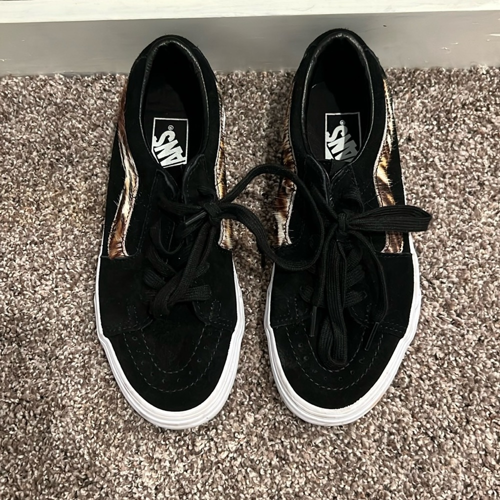 Black low top black vans